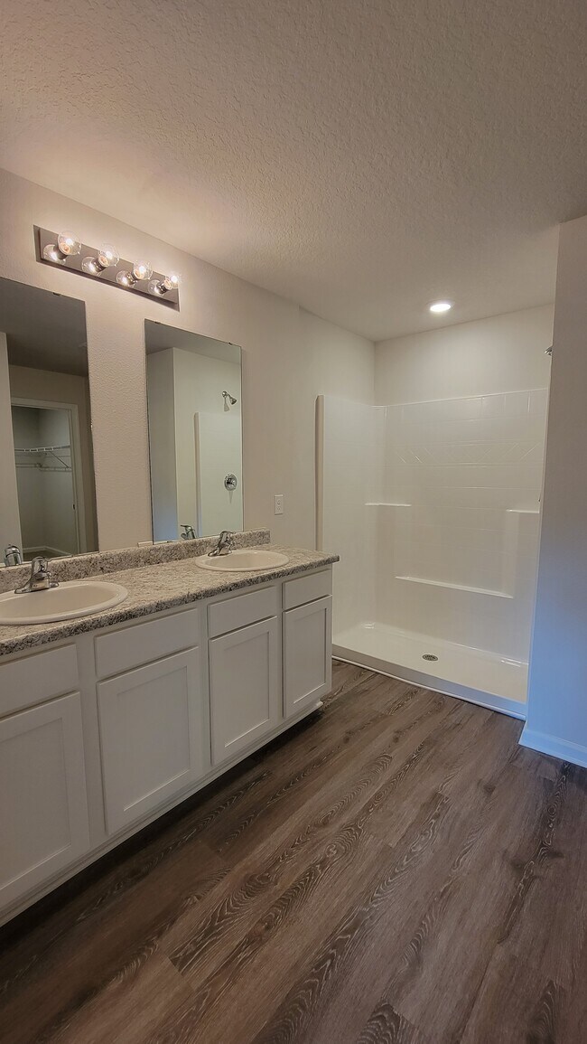 Building Photo - 5402 Peach Dr