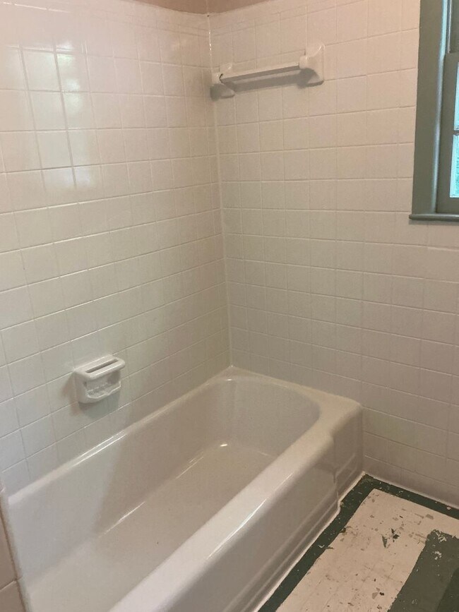 Building Photo - 3 bedroom 2 bathroom house conveniently lo...