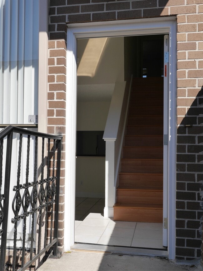 Building Photo - 13840 Hollowgreen Dr