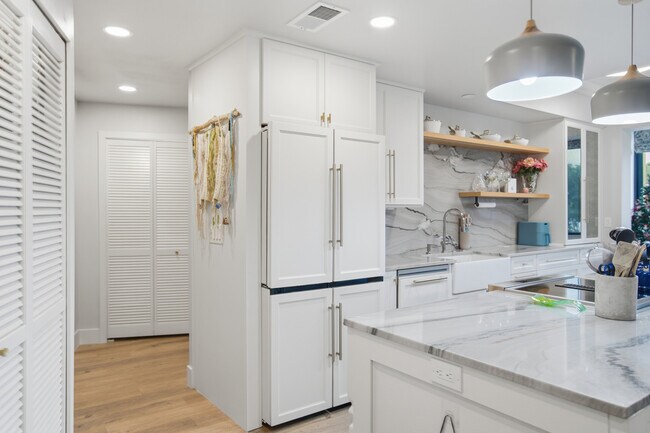 Building Photo - 150 SE Four Winds Dr