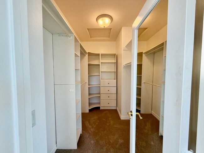Building Photo - Elegant 5 Bedroom Home With Sweeping Staircase and Tons of Space!