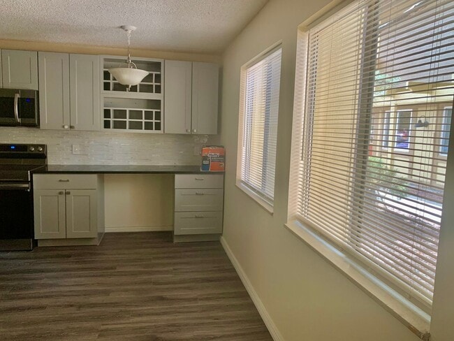 Building Photo - BEAUTIFUL One Bed on Madison Ave, Close to Campus! Corner Unit