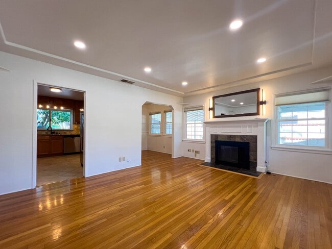 Building Photo - Spacious 3BR Home with Bonus Room in Magno...