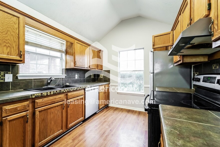Building Photo - 2032 Red Oak Dr
