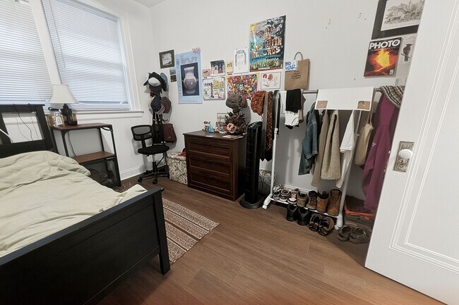 Building Photo - Newly Renovated 1 BR in Loyola on Lovely Quiet Block