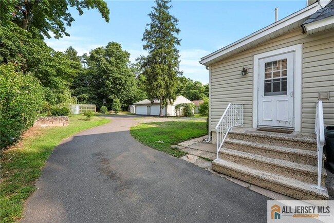 Building Photo - 76 Carlisle Ave