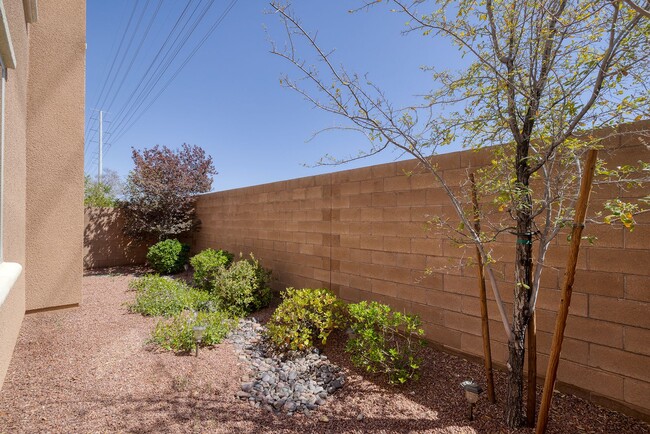 Building Photo - Summerlin Highly Upgraded Platinum Leed Ce...