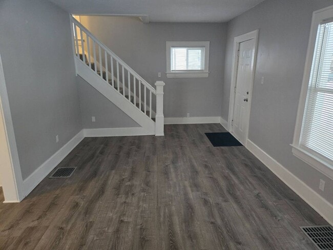 Building Photo - Charming 3-Bedroom Property in Prime Location