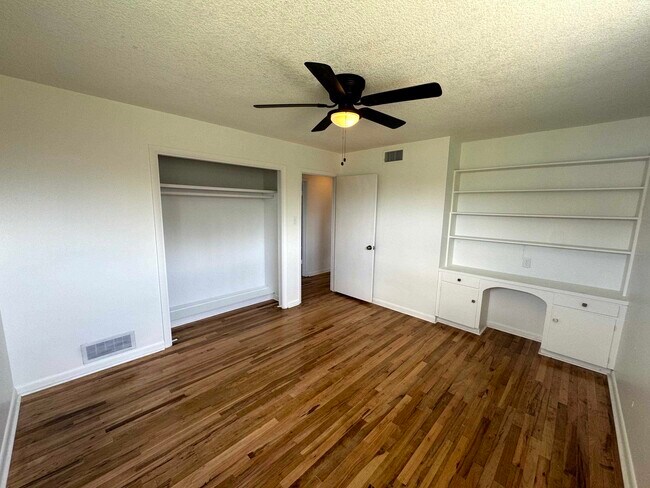 Building Photo - 101 Lake Breeze Dr