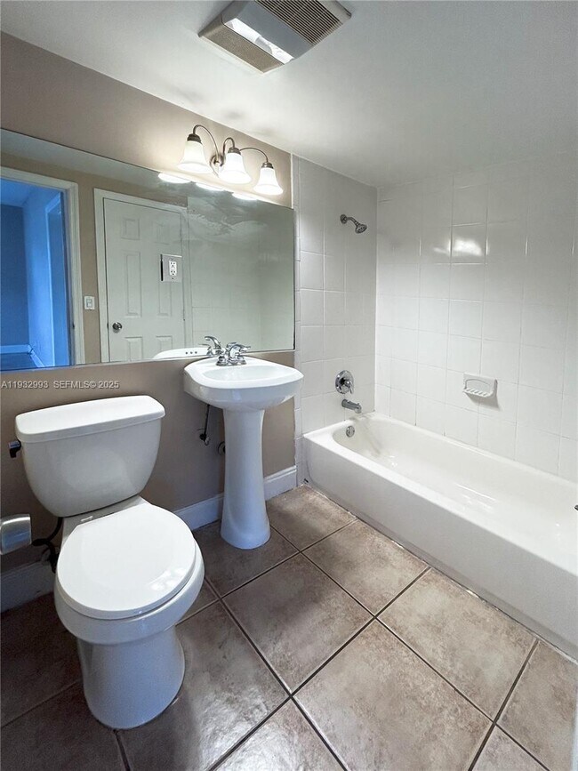 Building Photo - 715 NE 6th St