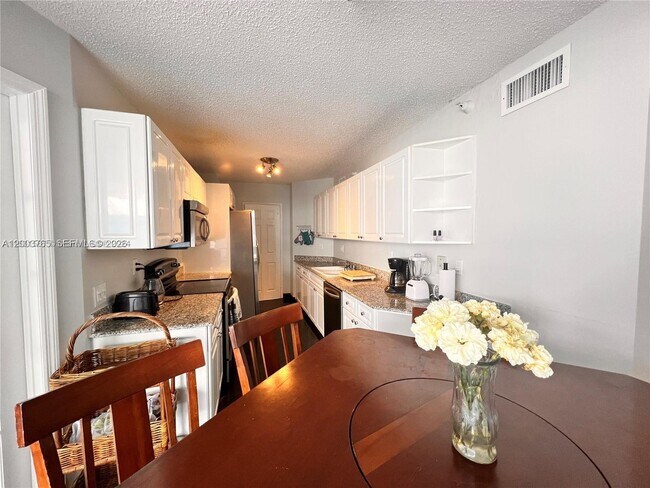 Building Photo - 16711 Collins Ave