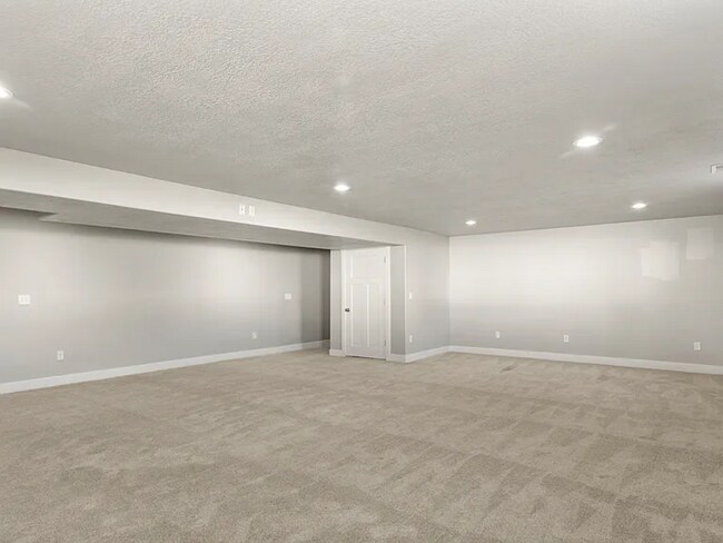 Building Photo - Spacious 5 Bed, 3 Bath Home with Mountain Views