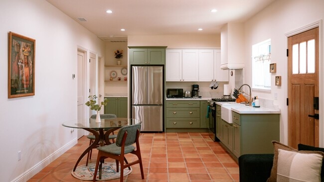 Building Photo - Contemporary New home in Monrovia