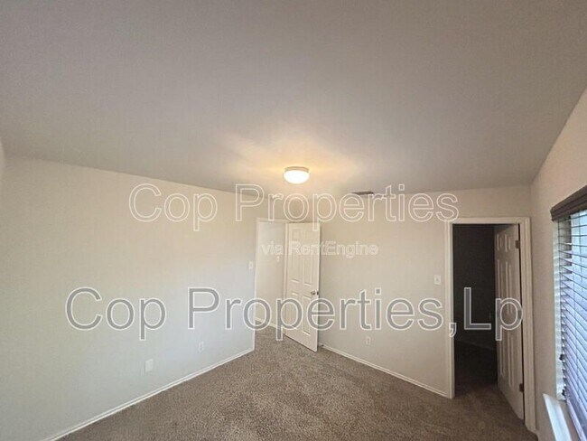 Building Photo - 307 Lucille