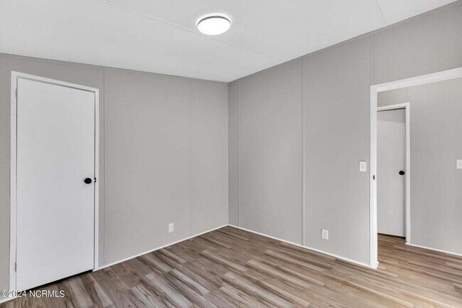 Building Photo - 185 Paradise Ln