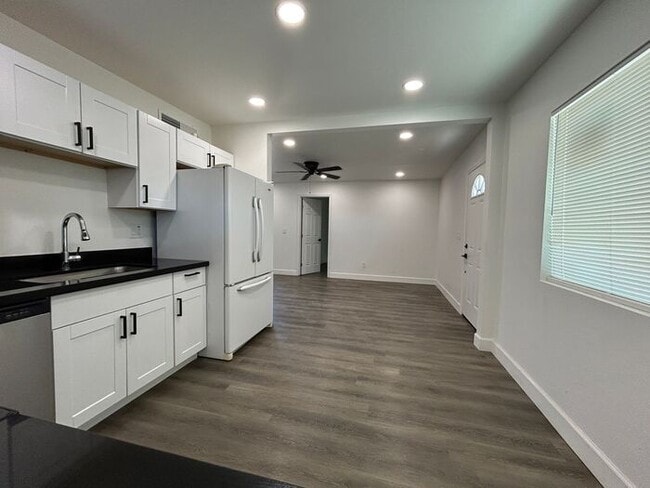 Building Photo - 1254 W Manhatton Dr