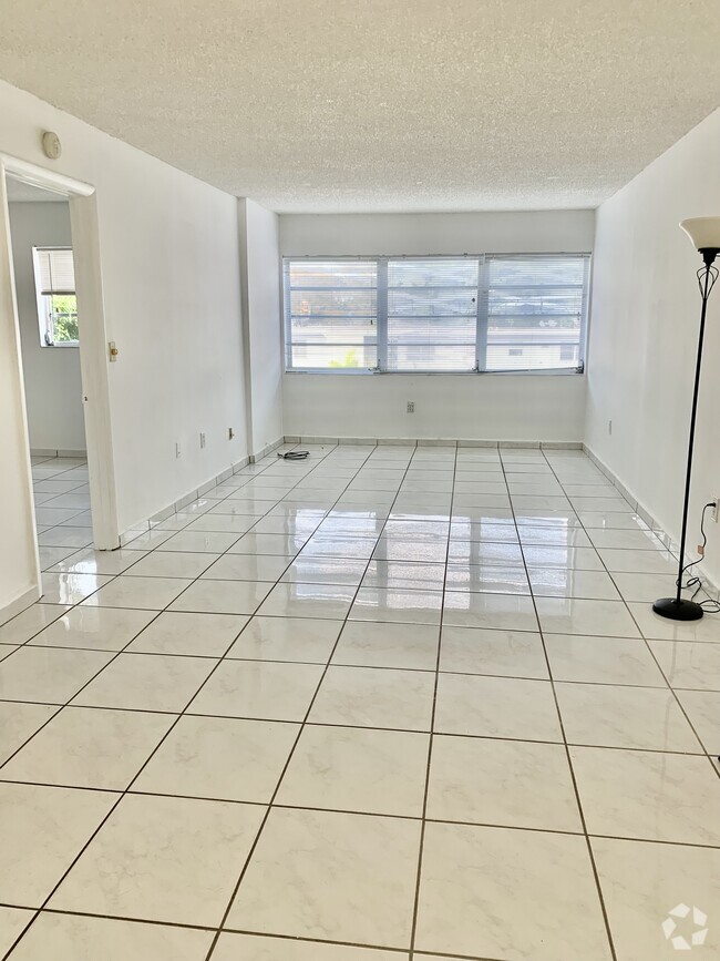 Building Photo - 2690 SW 22nd Ave