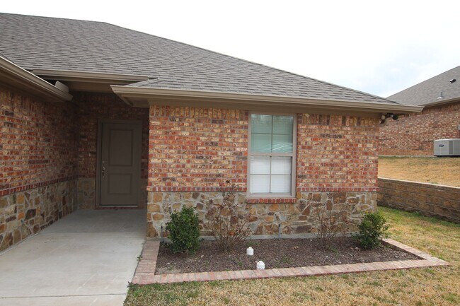 Building Photo - Beautiful 3 Bedroom 2 Bathroom Townhouse in South Tyler! Now offering 1/2 OFF FIRST FULL MONTHS R...