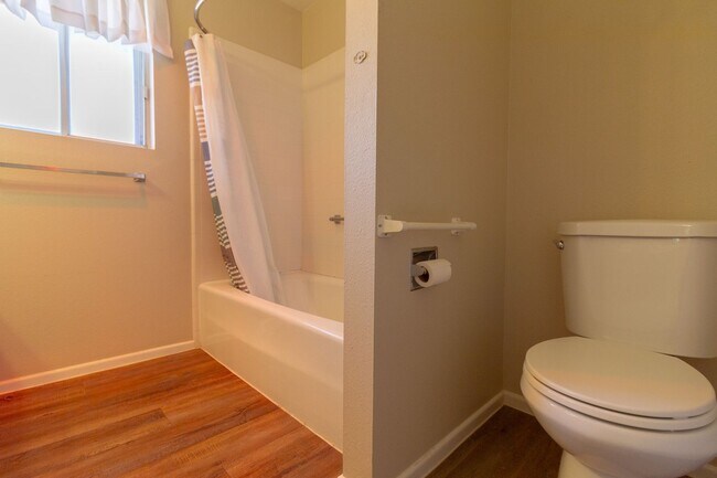 Building Photo - Nice 2 bedroom 1.5 bath in a nicely locate...