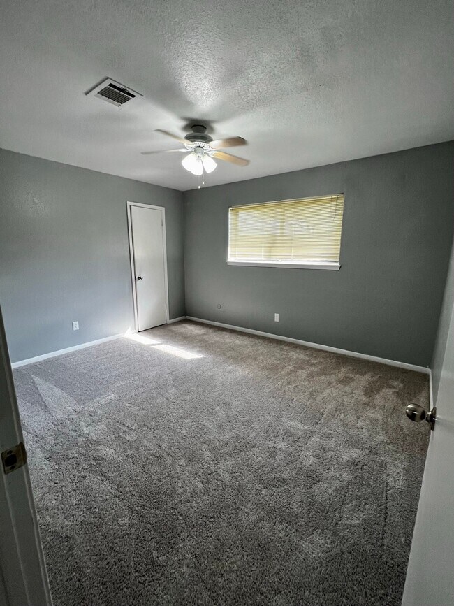 Building Photo - 4030 Thistledown Dr