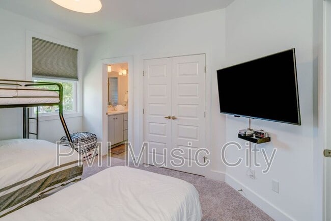 Building Photo - 938 Southside Pl