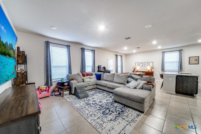 Building Photo - 2421 Ayers Dr