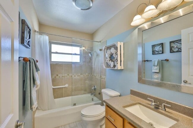 Building Photo - 1801 El Rio Dr