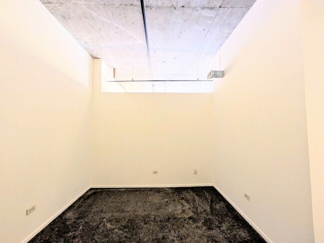 Building Photo - 933 W Van Buren St