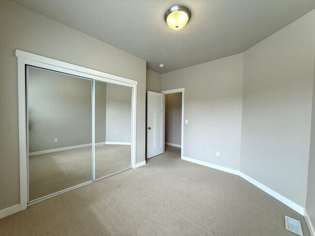 Building Photo - AVAILABLE JULY 1ST | 3 BED | 2.5 BATH | $2,295/MO