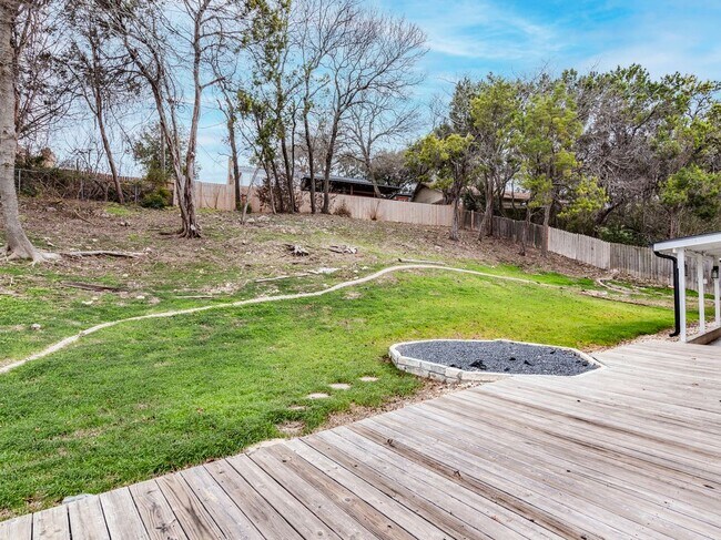 Building Photo - 903 Cliffside Dr