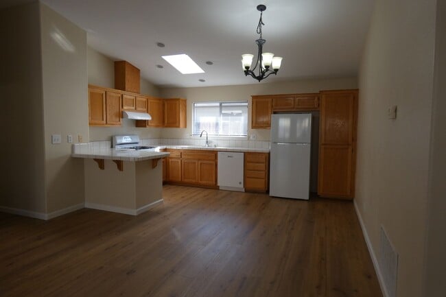 Building Photo - HOUSE FOR RENT