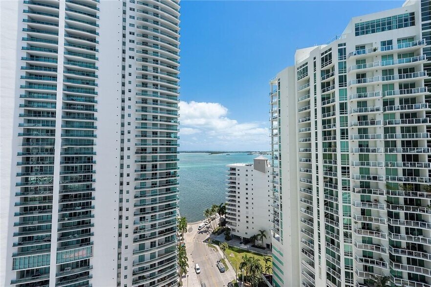 Building Photo - 1300 Brickell Bay Dr
