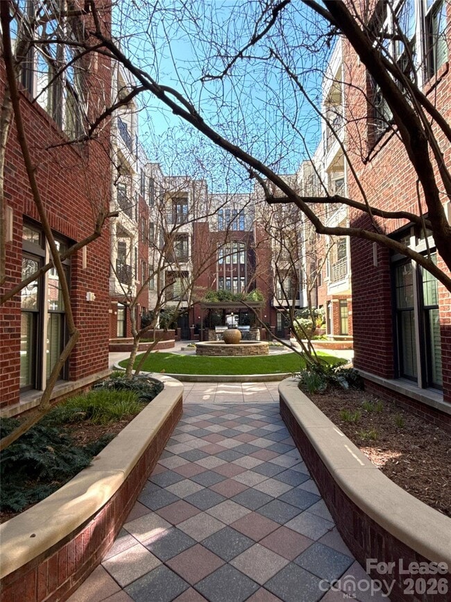 Building Photo - 2810 Selwyn Ave