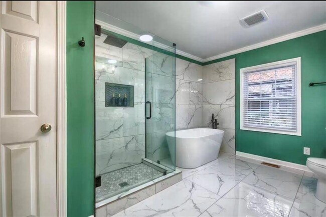 Building Photo - 1225 Graymont Dr SW