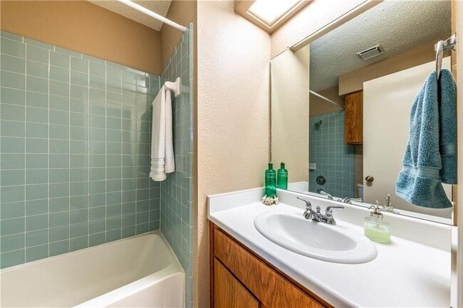 Building Photo - 3010 Red Bay Dr