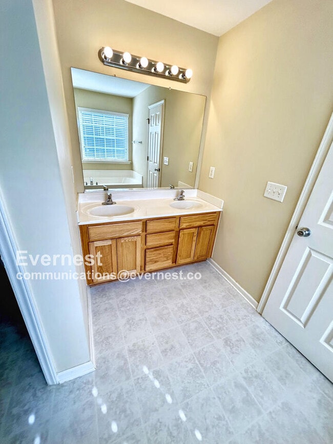 Building Photo - 208 Trevor Ridge Dr