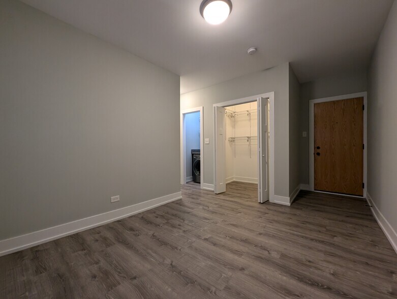 Building Photo - 711 W Brompton Ave