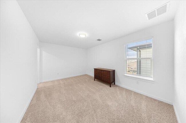 Building Photo - 3200 Egan Dr