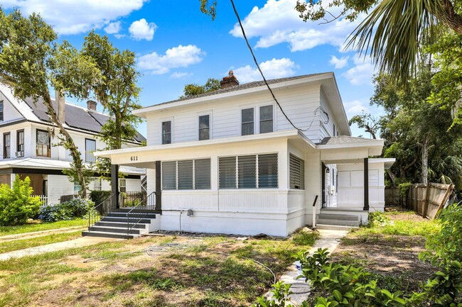 Building Photo - Beautifully renovated 3-bedroom, 2-bathroom upstairs apartment in the heart of historic Eustis!
