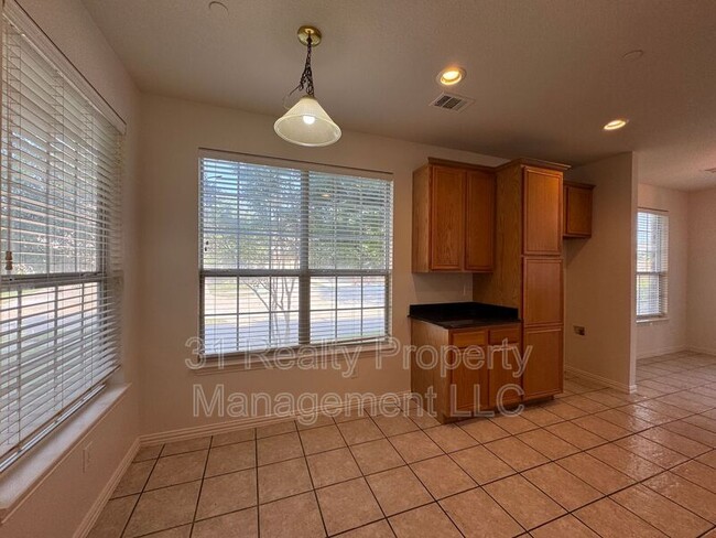 Building Photo - 900 Englewood Ln