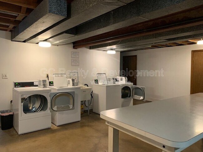 Building Photo - 7 Simpson St