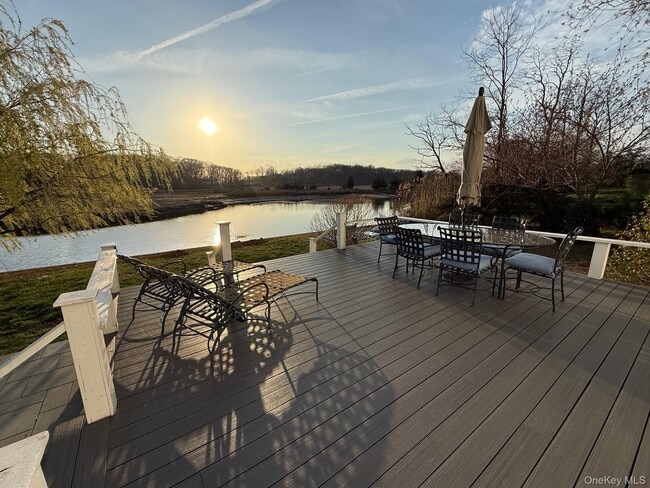 Building Photo - 329 Centre Island Rd