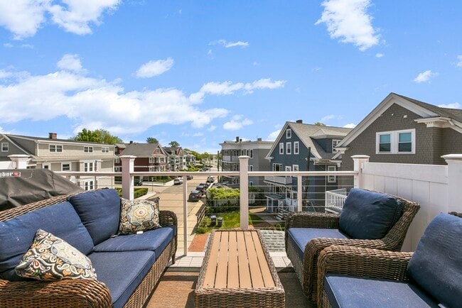 Building Photo - 224 M St