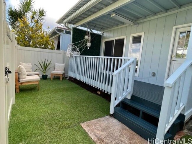 Building Photo - Split level townhome in Aiea! PET FRIENDLY!
