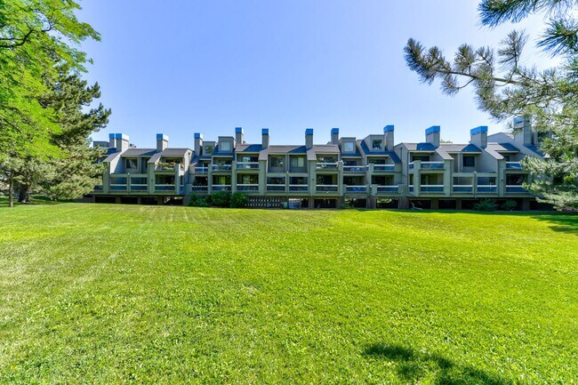 Building Photo - PRICE DROP!!!!! 2 Bedroom Condo in Great Location with Pool and Underground Parking!!