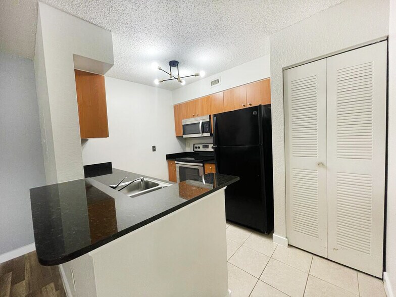 Building Photo - 2810 N Oakland Forest Dr