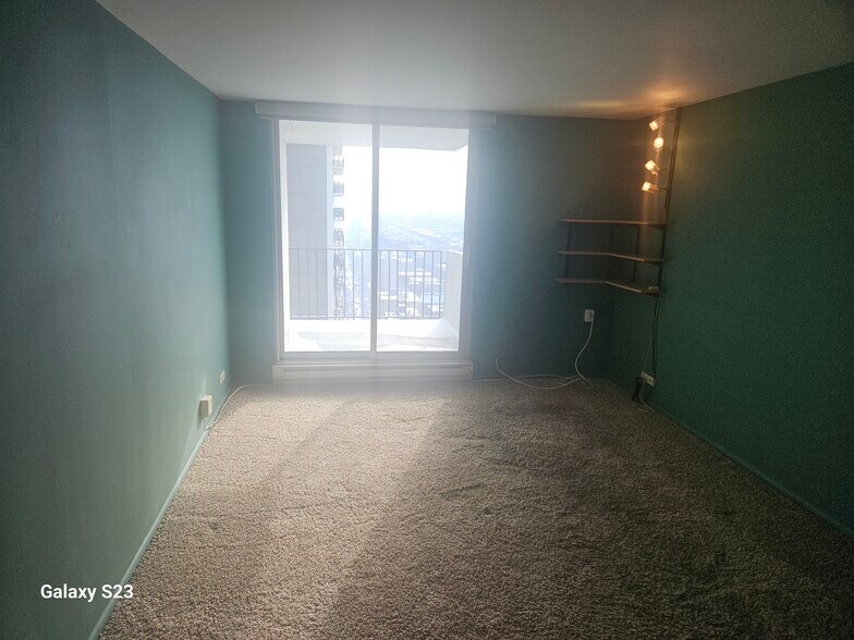 Building Photo - 6033 N Sheridan Rd