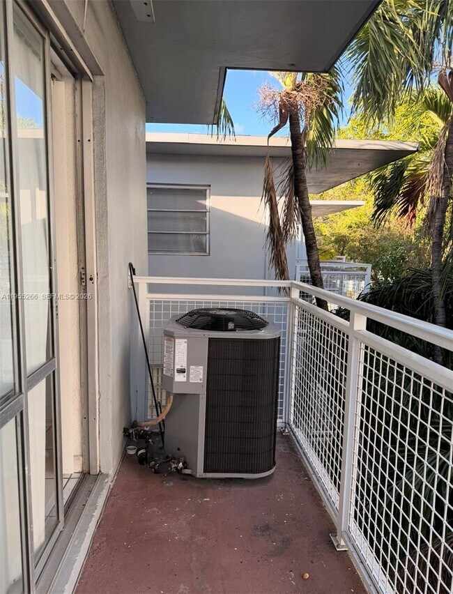 Building Photo - 1610 NW N River Dr