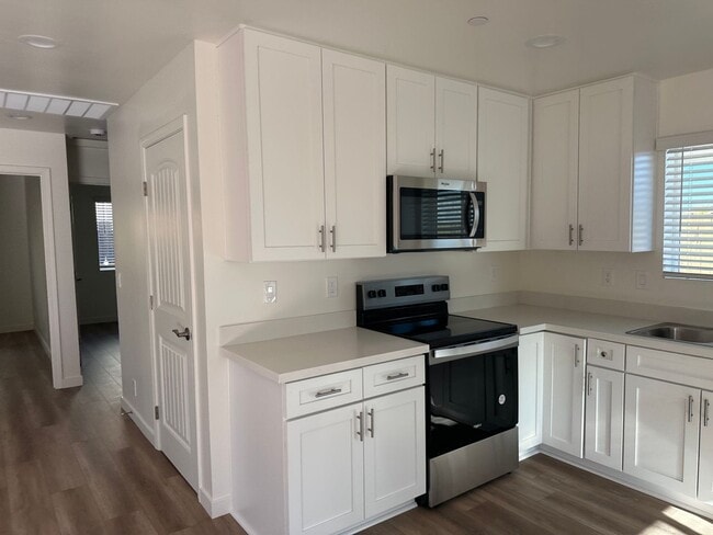 Building Photo - 916 W Perdew Ave