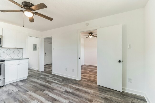 Building Photo - 124 E Castlebriar Dr